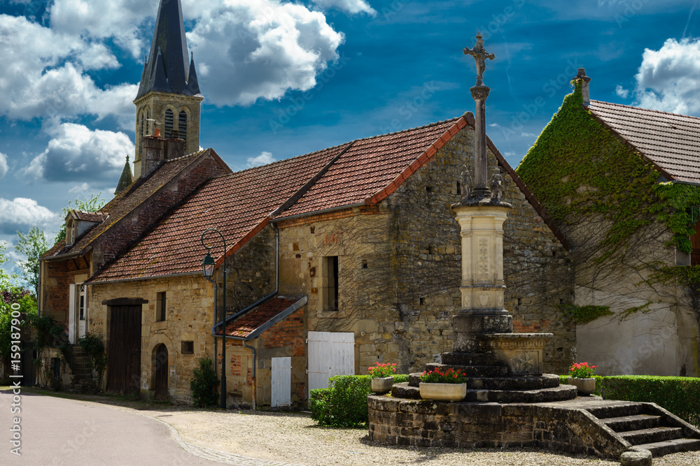 Fototapeta premium F, Burgund, Sully, Kirche unter sommerlichem Wolkenhimmel
