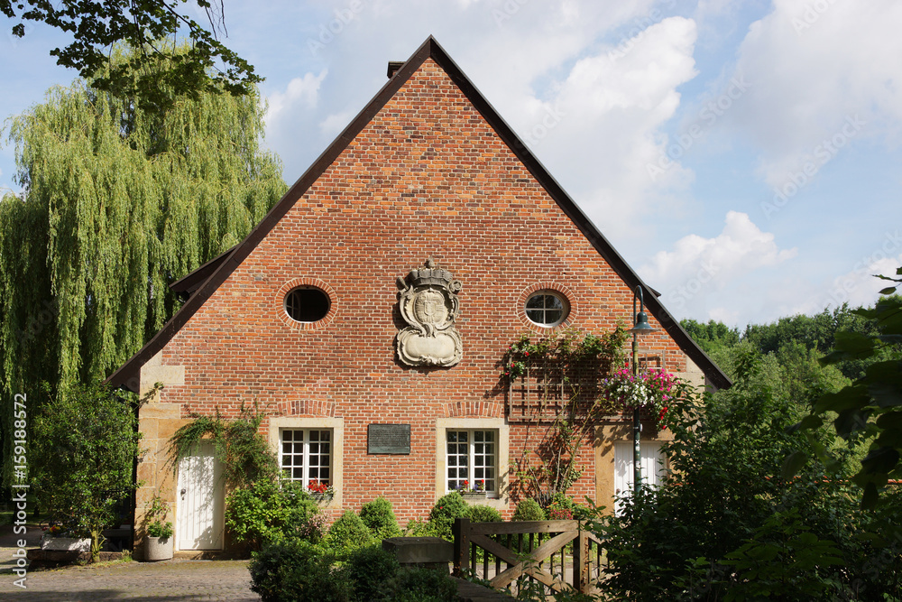Giebelfassade der Großen Mühle am Ems-Wehr in Telgte, Nordrhein-Westfalen