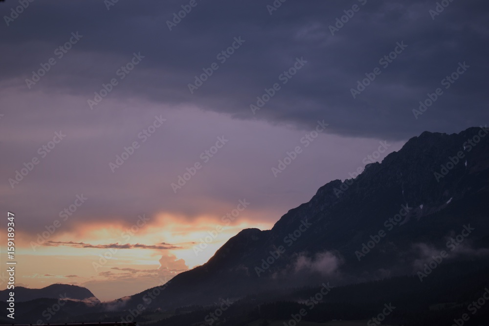 Obraz premium Sonnenuntergang in Ellmau vor Kaisergebirge
