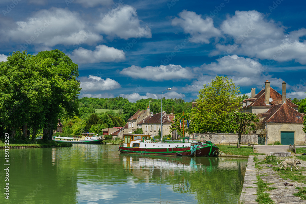 F, Burgund, Idylle mit Hausbooten an der Schleuse bei Tanley am Canal de Bourgogne