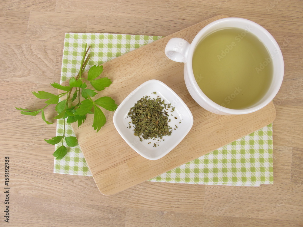 Tee mit Liebstöckel