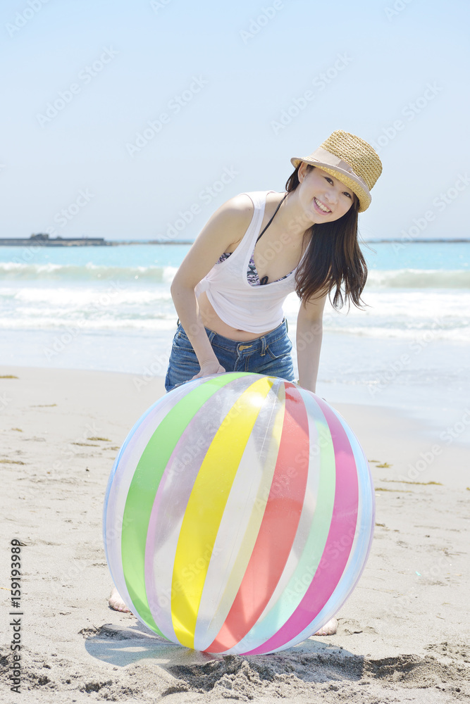 ビーチボールで遊ぶ若い女性 Stock Photo | Adobe Stock