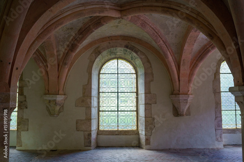 F  Burgund  Zisterzienserabtei Fontenay  M  nchssaal  Fensterfront