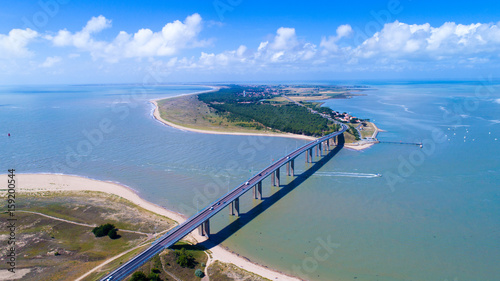 Vue aérienne sur le pont de l'île de Noirmoutier, en Vendée, France photo