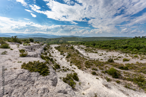 vue aérienne sur la nature sauvage des régions du sud de la France