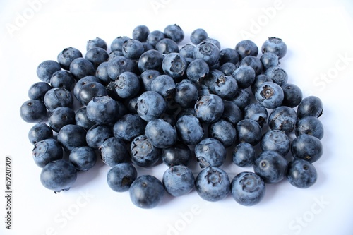une portion de myrtille délicieuse et plein de vitamines sur fond blanc