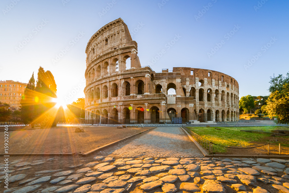 Naklejka premium Koloseum o wschodzie słońca, Rzym, Włochy, Europa. Rzym starożytna arena walk gladiatorów. Koloseum w Rzymie to najbardziej znany zabytek Rzymu i Włoch