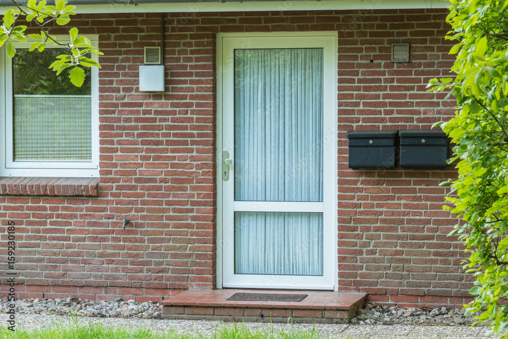 Fototapeta premium Haustür mit großem Glaselement