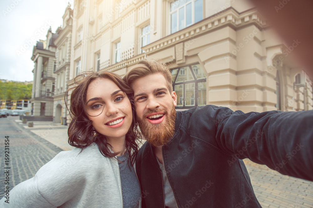 Naklejka premium Young couple tourists city walk together vacation