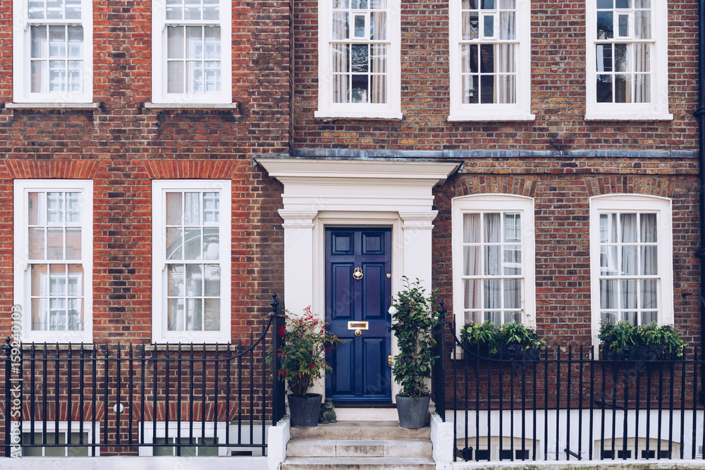 Fototapeta premium Typowa scena uliczna w centralnej dzielnicy Londynu ze znanymi fasadami architektury miejskich mieszkań.