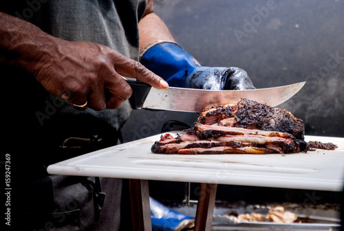 Fotografija Cook slices beef fresh out of the smoker at a local food festival