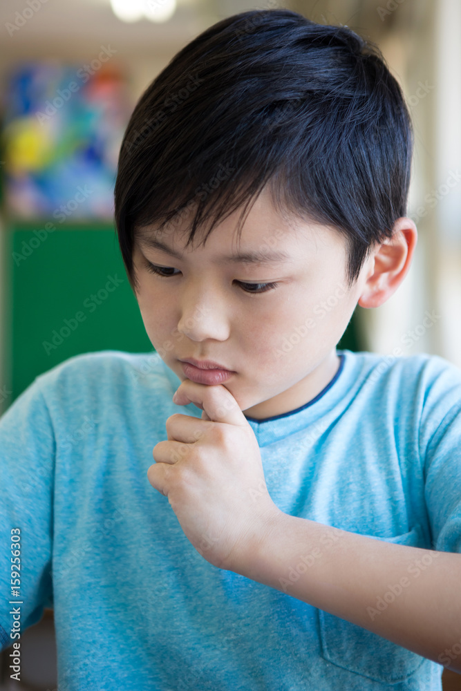 教室で勉強する男の子 教室で勉強する男の子