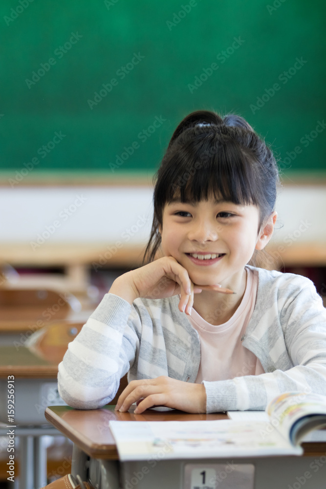 教室で勉強する小学生 教室で勉強する小学生