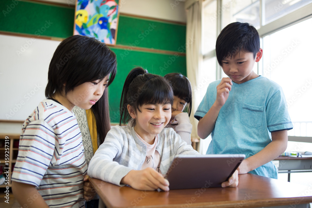 タブレットを使う小学生 タブレットを使う小学生