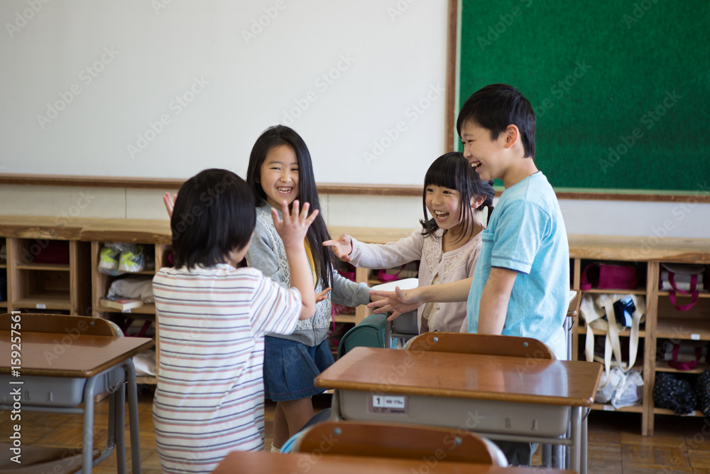 教室の小学生 教室の小学生