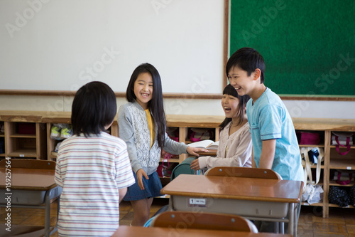 教室の小学生