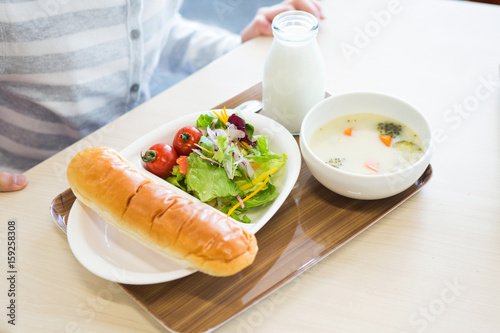 給食を食べる小学生 photo