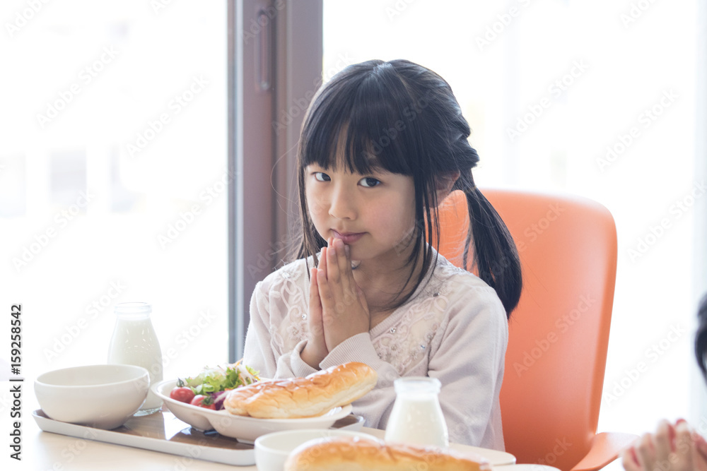 給食を食べる小学生