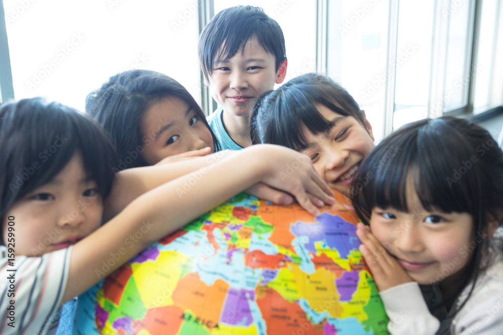 Fototapeta premium 地球儀を持った小学生