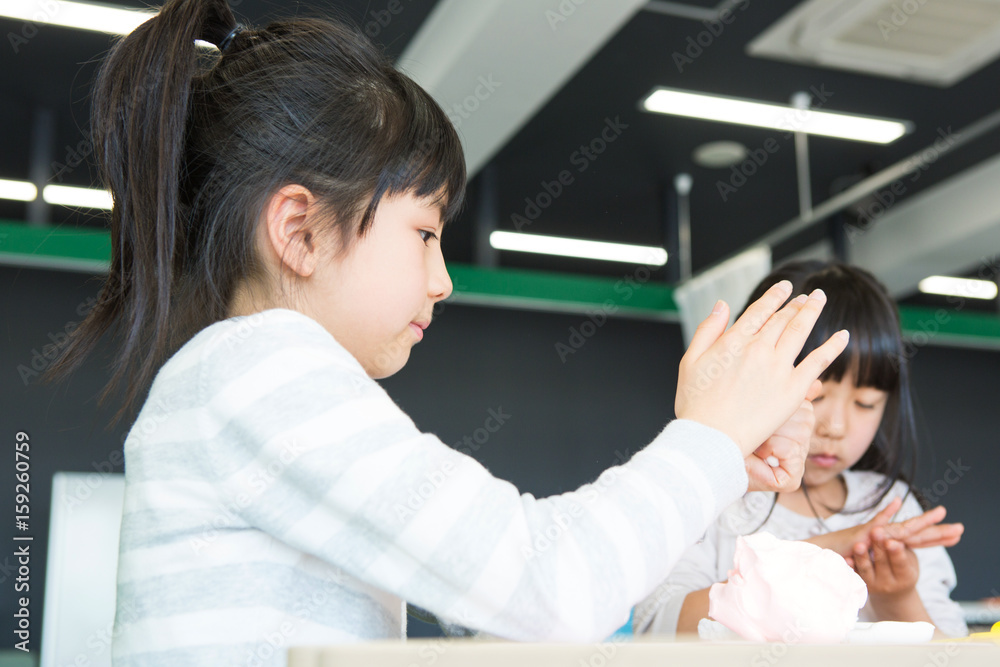 図画工作をする小学生 図画工作をする小学生