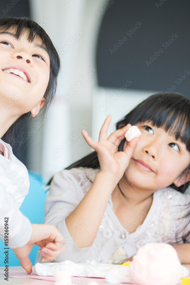 図画工作をする小学生 図画工作をする小学生
