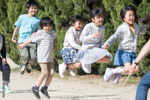 縄跳びをする小学生 photo