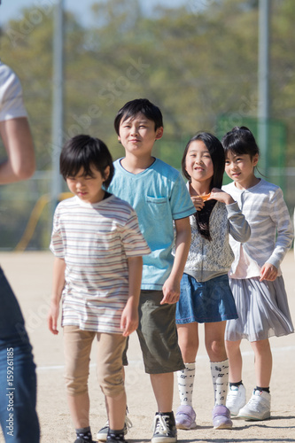 縄跳びをする小学生