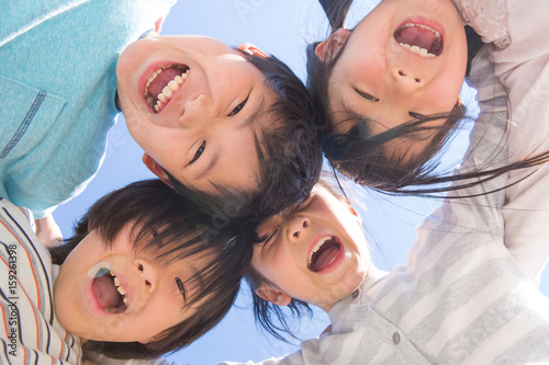 円陣を組む小学生 photo