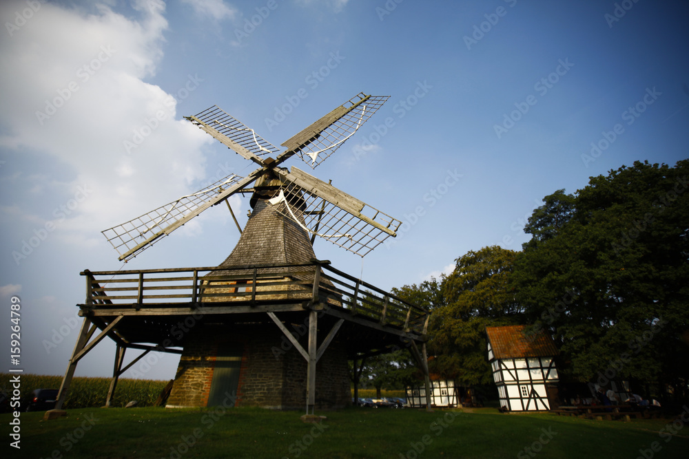 Obraz premium Old windmill is standing outside