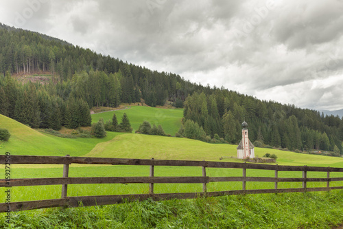 Cuadro en lienzo Wooden fence next to  an Italian mountain pasture