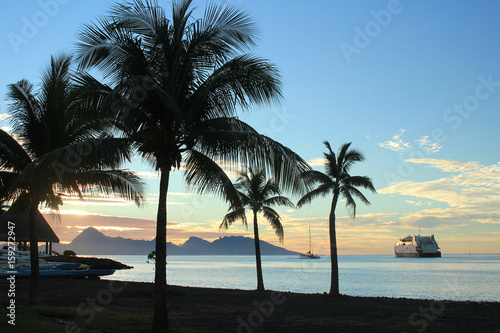 タヒチのビーチでサンセットと夕焼けを眺めてリラックス Relax in resort beach in Tahiti