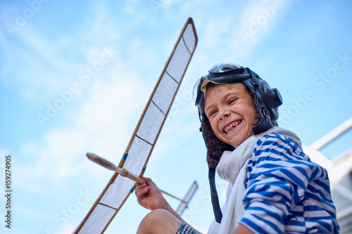 Slika na platnu Children run the plane into the sky