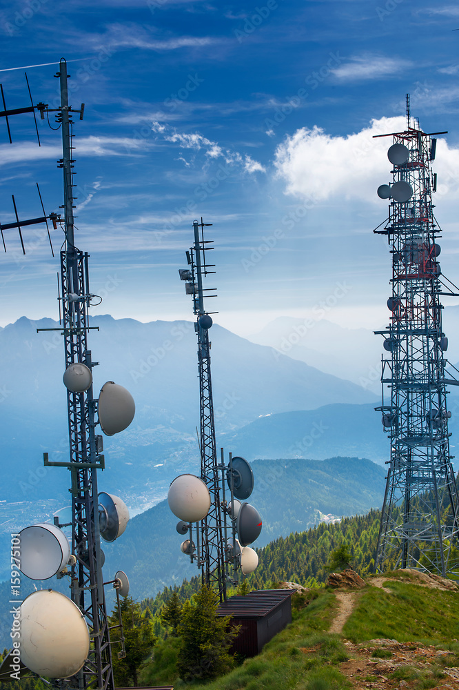 Ripetitori radio e tv in cima alla montagna Stock Photo | Adobe Stock