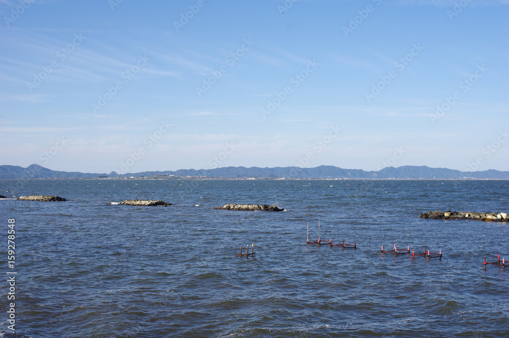 Obraz premium 青い海と青い空と消波ブロック