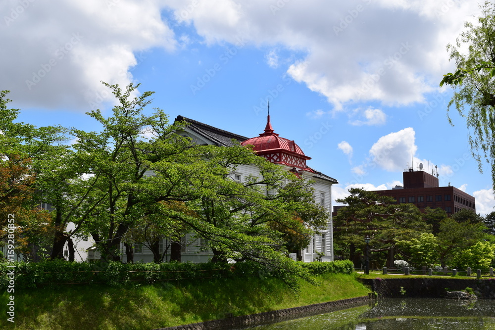 大宝館（山形県鶴岡市）／ 大宝館は、大正天皇の即位を記念して、大正４年(1915)に建てられた、赤いドームと白壁が特徴の、完成度の高い擬洋風建築です。開館当初は、物産陳列場、戦後は市立図書館として利用されていました。現在は、明治の文豪・高山樗牛や、日本のダ・ヴィンチといわれた松森胤保、昭和初期の日本の代表作家・横光利一など、鶴岡が生んだ先人たちの偉業を讃える資料を展示しています。