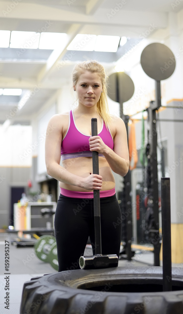 Fototapeta premium Frau im Fitnessstudio