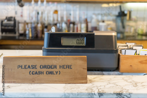 Fényképezés Please order here sign on wood wall in coffee shop