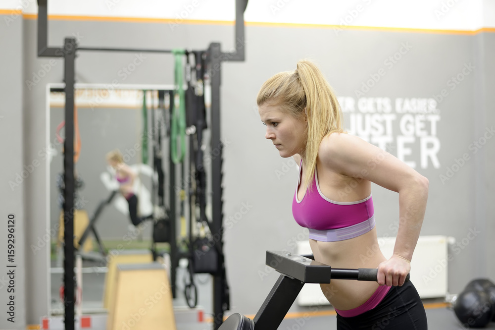 Frau im Fitnessstudio Frau im Fitnessstudio