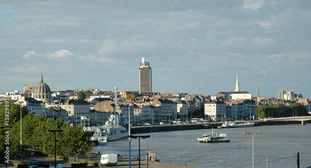 Vue panoramique de la ville de Nantes avec la Loire en premier plan