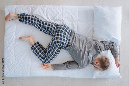 Foto Nice adult man sleeping on his belly