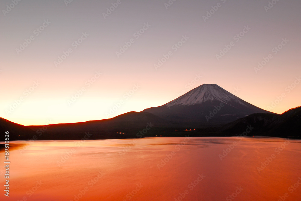 本栖湖の富士山の日の出前