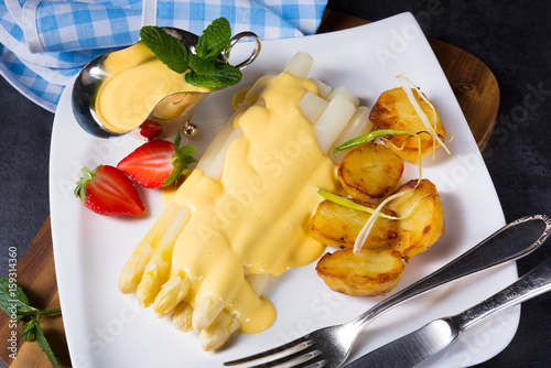 Fototapeta Naklejka Na Ścianę i Meble -  Asparagus , hollandaise sauce and baked potatoes