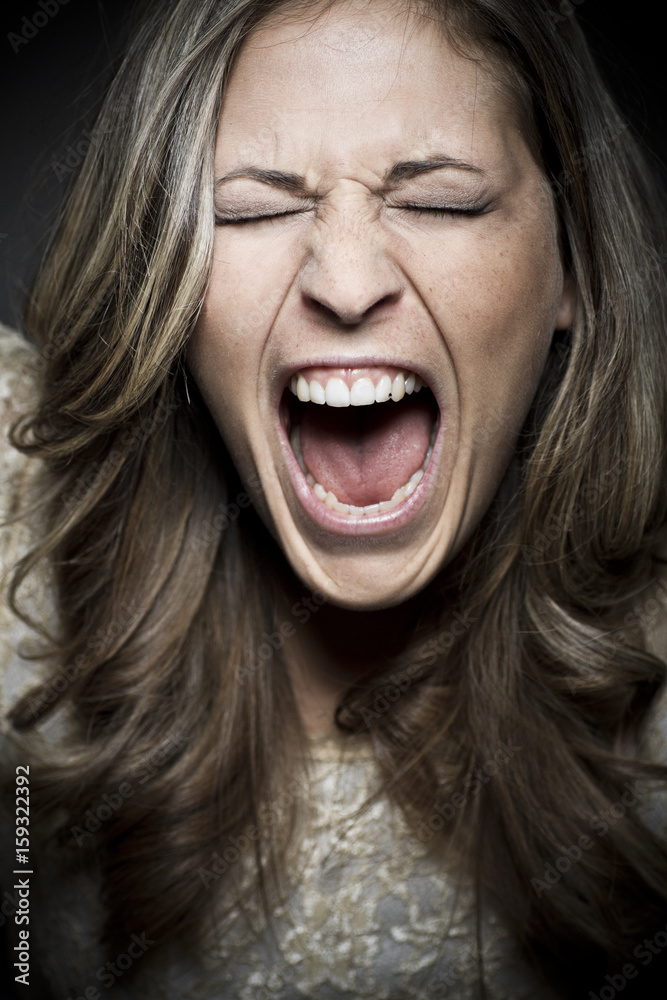 Frau schreit StockFoto Adobe Stock