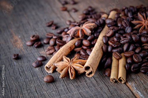 Coffee beans with cinnamon A mixture of popular drinks.