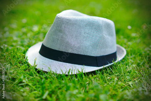 sombrero sobre la hierba, fedora.