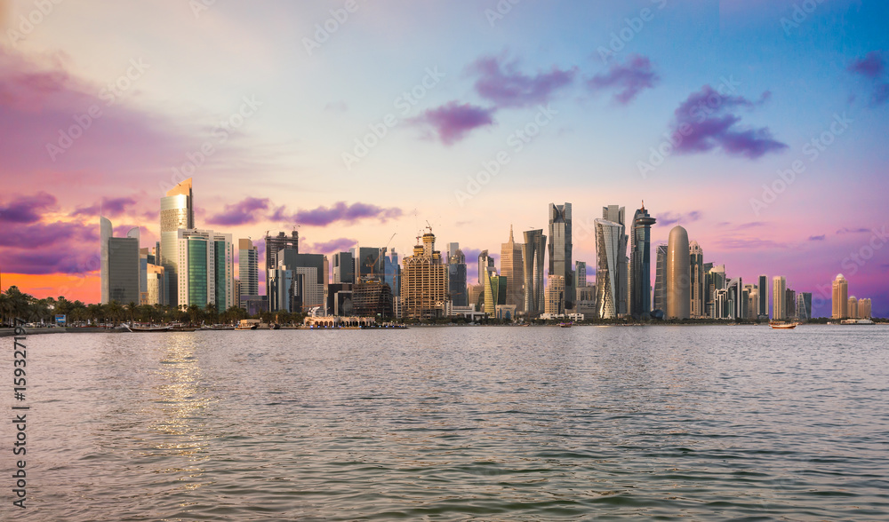 Die Bucht und Skyline von Doha, Katar, bei Sonnenuntergang