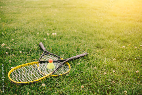 Speedbadminton/Schläger liegen im Rasen
