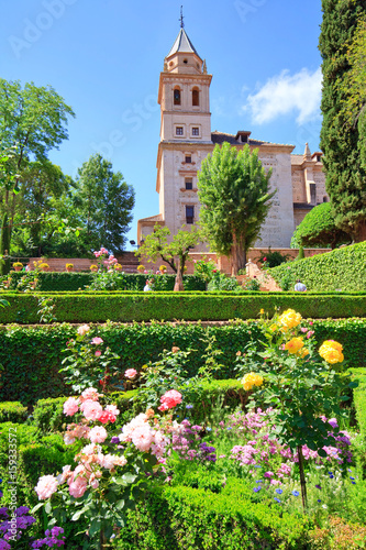 L'Alhambra de Grenade, les Jardins du Partal au pied de l'église de Santa María de la Alhambra