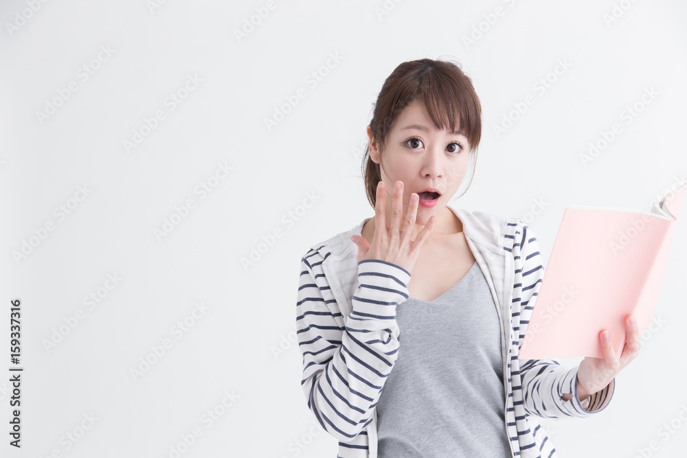 読書する女性・白バック