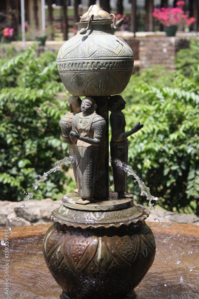 Brunnen aus Stein mit Statuen und Skulpturen in Asien Brunnen aus Stein mit Statuen und Skulpturen in Asien